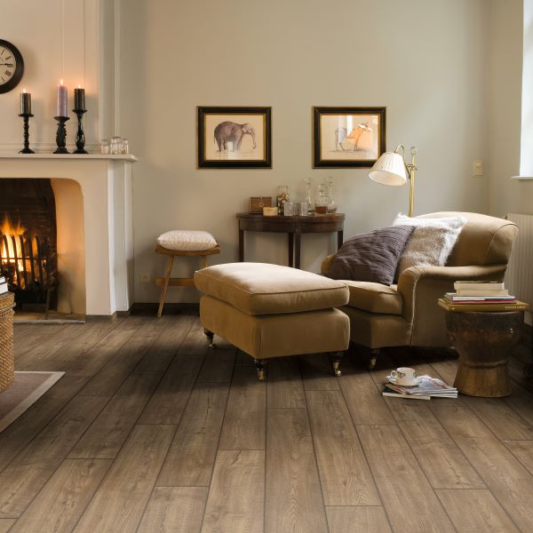 Piso laminado Quick-Step Impressive - Carvalho marrom acinzentado - 1,83m² por caixa