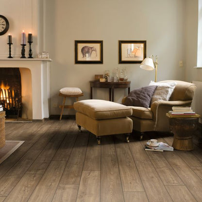 Piso laminado Quick-Step Impressive - Carvalho marrom acinzentado - 1,83m² por caixa